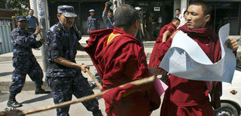 قمع رجال الأمن الصينيين للمتظاهرين التبتيين، الصورة: أ.ب