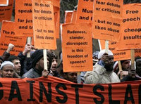 صور لمتظاهرين قبالة السفارة الدنماركية في لندن احتجاجا على نشر الصور الكاريكاتورية، الصورة: أ.ب