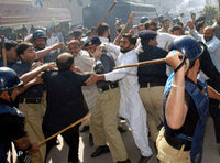 قوات الأمن الباكستانية في قمعها لاحدى المظاهرات، الصورة: أ.ب  
