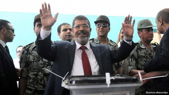 محمد مرسي وسط أنصاره 