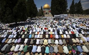 مسلمون يصلون الجمعة في القدس، الصورة أ ب