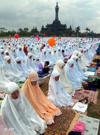 مسلمات يصلين في جاكرتا، الصورة: ا.ب 