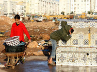 أطفال في أحد الأحياء العشوائية في الدار البيضاء، الصورة أ ب