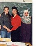 معلمة ترتدي الحجاب