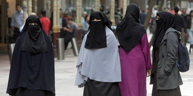 مسلمات يرتدين البرقة في الغرب، الصورة د.ب.ا