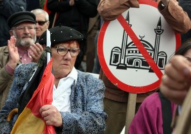 متظاهرون ضد بناء المساجد في مدينة كولونيا، الصورة د.ب.ا