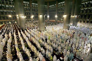 في رمضان تعمر المساجد بالمصلين، الصورة .أ.ب.