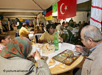 مسلمون أتراك في ألمانيا يتناولون الإفطار، الصورة د.ب.ا 