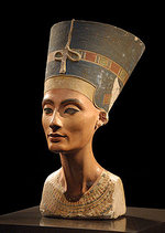 الملكة نفرتيتي (1340 ق.م.) تخلب لب كل من يراها، الصورة: ويكيبيدبا 