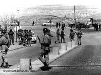تصدي القوات التركية للمتظاهرين في عام 1971، الصورة: د.ب.أ