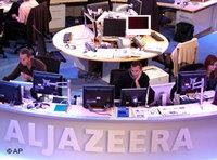 غرفة الأخبار لدى قناة الجزيرة؛ الصورة:أ ب/حميد جالودين