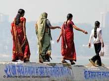 نساء يتجولن في مدينة مومباي، الصورة: د ب أ