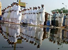 مسلمون يؤدون عيد الفطر في مدينة كالكوتا، الصورة: د ب أ