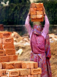 إمرأة هندية كعاملة بناء في نيودلهي، الصورة: أ ب