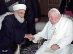 لقاء بين مفتي سوريا السابق أحمد كوفتارو وبابا الفاتيكان السابق يوهانيس باول الثاني، الصورة: أ ب