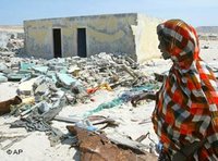 إمرأة صومالية واقفة أمام خراب سببه طوفان تسونامي، الصورة: أ ب
