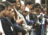 مسلمون في جامع في مدينة لندن، الصورة: أ ب