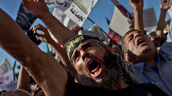 سلفيون يتظاهرون في ساحة التحرير مطالبين بسَنّ دستور على مبادئ الشريعة الإسلامية. أ ب 