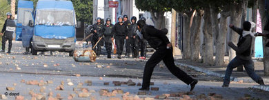 اصطدام متظاهرين تونسيين مع قوات الأمن في تونس .الصورة:dapd