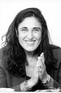 الكاتبة التركية الأصل أمينة سيفغي أوزدامار 