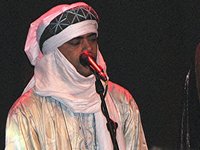 عبد الله آغ الحسيني، عازف الغيتار في الفرقة؛ الصورة: نعيمة الموسوي