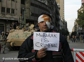 Verletzter Mann auf Tahrir-Platz mit Anti-Mubarak-Plakat; Foto: dpa