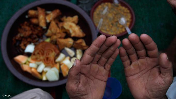 Every country has its own culinary customs for the ''Iftar'' celebration. In Pakistan, for example, the fast is broken with dates, pakora, choley and chutney. A short prayer is uttered before the breaking of the fast