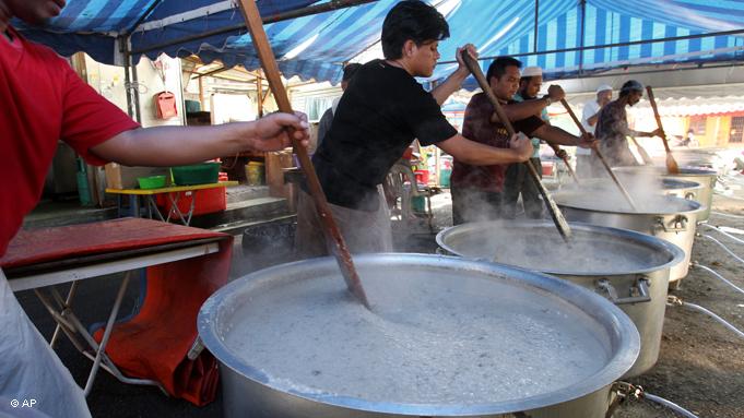 Muslims are required to share their food with the poor during Ramadan. Here in the Malaysian capital Kuala Lumpur, food is prepared for residents of the entire city