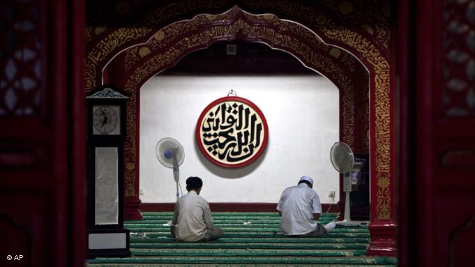 China is home to around 22 millions Muslims, members of the Hui and Uyghur minorities. Many of them are fasting this month. Two Hui Muslims read the Koran in this Chinese mosque in Beijing