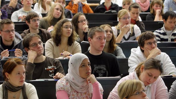 طالبة مسلمة في محاضرة بجامعة مارتين لوتَر في مدينة هاله الألمانية. د ب أ