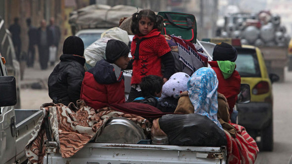 عائلات سورية لاجئة في حلب. رويترز