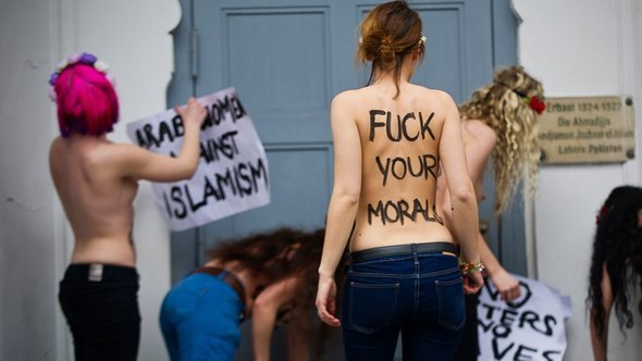 Activists of the women's movement Femen demonstrate in front of the Ahmadiyya mosque in Berlin on April 4, 2013 (Photo: dpa/picture-alliance)