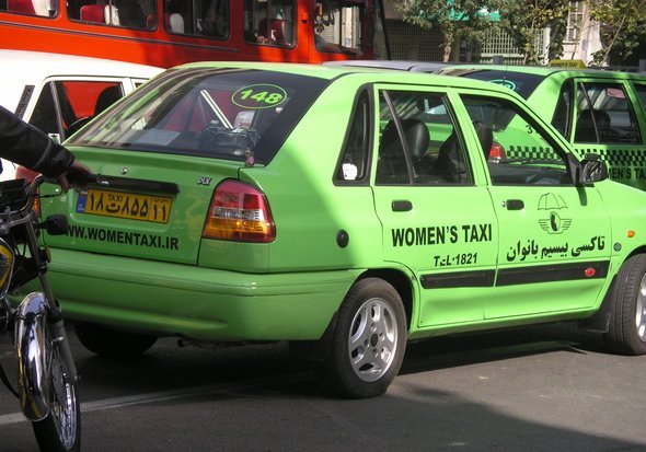 تاكسي للنساء في طهران.    Arian Fariborz
