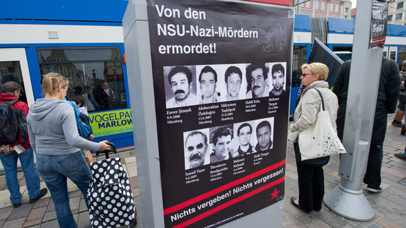 صوَر لعدد من المهاجرين من ضحايا النازيين الجدد على لوحة في مدينة روستوك شرق ألمانيا. د ب أ