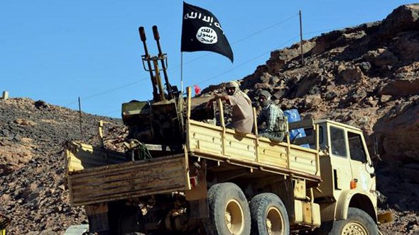 Suspected al-Qaeda militants sitting next to an anti-aircraft machine gun on a truck in Yemen in March 2012 (photo: picture-alliance/dpa)