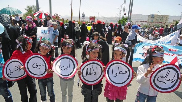 Demonstration von Frauen und Kindern gegen Gewalt im Jemen; Foto: Saeed Alsoofi /DW