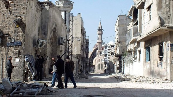 عناصر من الحيش السوري الحر يتفحصون إحدى المناطق التي سيطروا عليها في حمص في مارس 2013. رويترز