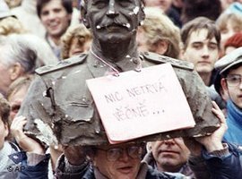 كل شيء إلى زوال. أحد المتظاهرين في براغ يحمل تمثالاً لِـ ستالين عام 1989 .  أ ب
