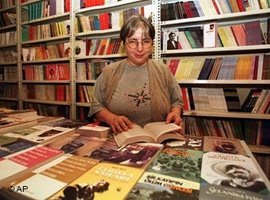 Ayse Nur Zarakolu at the Frankfurt Book Fair in 1997 (photo: AP Photo/Murad Sezer)