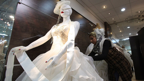 أحد معارض بيع أزياء الزفاف في طهران. أ ب