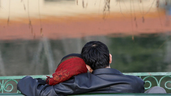 شاب وفتاة تربطهما علاقة غرامية وأمامهما منظر غروب الشمس في إيران. غيتي إميجيس