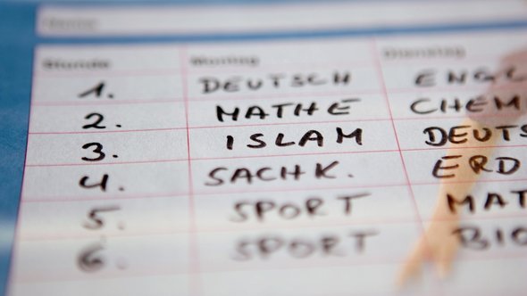 An Islamic religion class is included in a fictitious school timetable (photo: dpa)