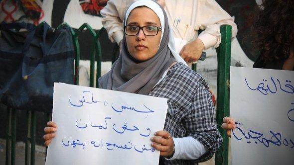 A photo of Nihal Saad Zaghloul, an Egyptians activist and co-founder of the 'Imprint Movement', holding a sign saying 'My body is mine and my right also. Never let anyone insult others.' (photo: courtesy of Nihal Saad Zaghloul)