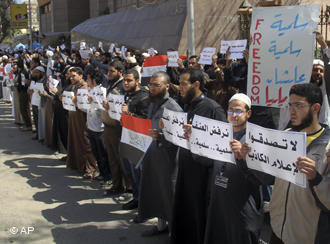 Salafisten demonstrieren in Ägypten gegen koptische Christen; Foto: AP