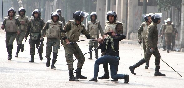الأمن المصري يفض مظاهرة في القاهرة. د أ ب د 