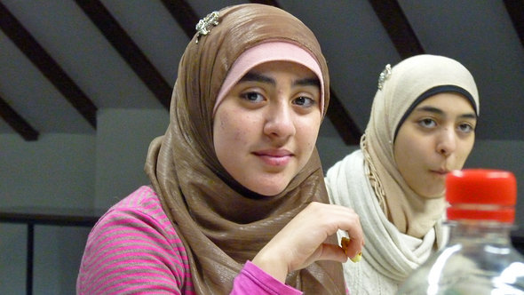 فتاتان من مسلمات ألمانيا. دويتشه فيله