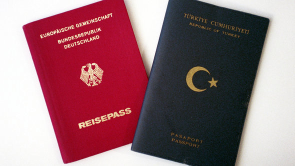 جواز سفر ألماني (يسار الصورة) وجواز سفر تركي (يمين الصورة). د ب أ