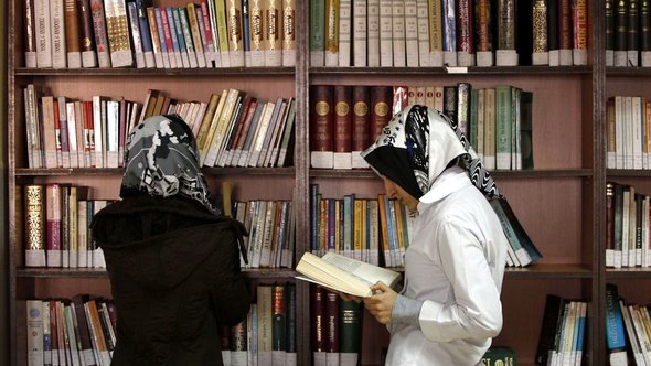 Turkish girls at the library at the Kazim Karabekir Girls' Imam-Hatip School in Istanbul (photo: Reuters/Murad Sezer)