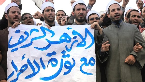 Egyptian Muslim scholars from al-Azhar university hold a banner reading in Arabic 'The Azhar is with the revolution of the free people' as they stand with anti-government protesters in Tahrir square, Cairo, Egypt, 9 February 2011 (photo: dpa)