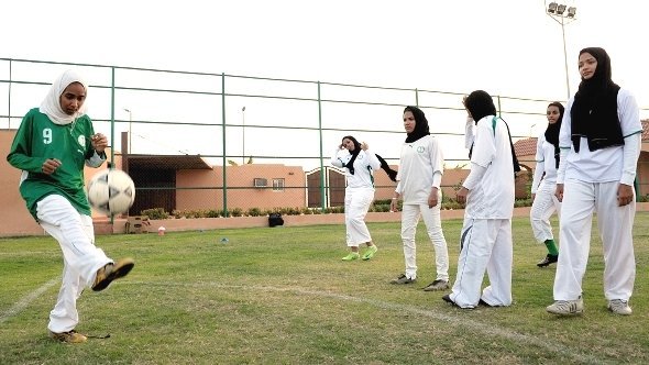 فتيات يلعبن كرة القدم في السعودية. غيتي إميجيس